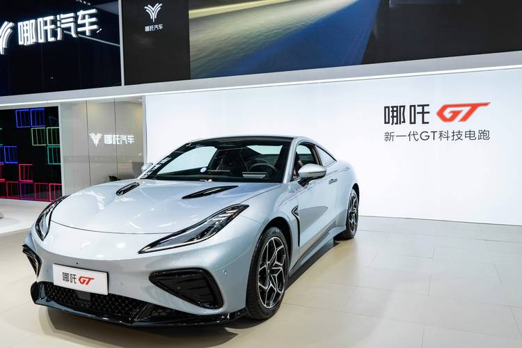 佛山170哪吒汽车在智能汽车领域的表现，领途汽车在新能源汽车市场中的影响力